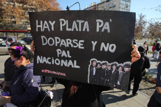 Santiago, July 5, 2026 Army BTS Chile holds a march over the possible cancellation of the concert at the National Stadium Jonnathan Oyarzun Aton Chile, Santiago, Chile Aton 1170164  Copyright: JONNATHANxOYARZUN ATONxCHILE