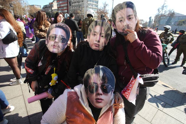 Santiago, July 5, 2026 Army BTS Chile holds a march over the possible cancellation of the concert at the National Stadium Jonnathan Oyarzun Aton Chile, Santiago, Chile Aton 1170167  Copyright: JONNATHANxOYARZUN ATONxCHILE