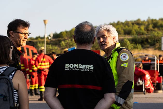 The Soneja Fire Forces the Evacuation of Azuébar, and the UME Joins the Firefighting Efforts Soneja Fire Command Post, July 5, 2026, in Soneja, Castellón, Valencian Community, Spain. The fire, which broke out this Sunday at noon in a forested area within the municipality of Soneja, Castellón, has forced the evacuation of the nearby town of Azuébar, whose residents are being evacuated to the Soneja Cultural Center. Units from the Third Military Emergency Intervention Battalion (UME) have left their base in Bétera, Valencia, to join the firefighting efforts. JULY 5, 2026 Soneja, Castellón de la Plana Soneja, Castellón de la Plana Spain  Copyright: xJavierxEscrichex 7647434