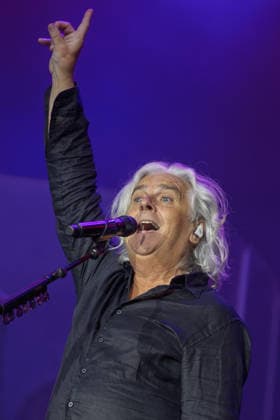 Marillion auf dem Kunst!Rasen Bonn Marillion-Leadsänger Steve HOGARTH beim Live-Auftritt der britischen Prog-Rock-Band vor rund 3.500 Zuschauern beim Open-Air-Konzert auf dem Kunst!Rasen Bonn-Gronau. Die Konzertreihe findet am Rande der Rheinaue am Bonner Rheinufer statt. Bonn Nordrhein-Westfalen Deutschland *** Marillion at the Kunst Rasen in Bonn: Marillion lead singer Steve HOGARTH during the British prog rock band’s live performance in front of an audience of about 3,500 at the open-air concert at the Kunst Rasen in Bonn-Gronau. The concert series takes place on the edge of the Rheinaue on the banks of the Rhine in Bonn, North Rhine-Westphalia, Germany. Copyright: xMarcxJohnx