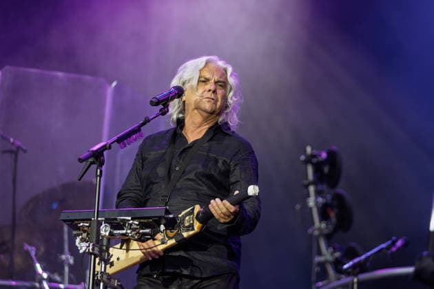 Marillion auf dem Kunst!Rasen Bonn Marillion-Leadsänger Steve HOGARTH beim Live-Auftritt der britischen Prog-Rock-Band vor rund 3.500 Zuschauern beim Open-Air-Konzert auf dem Kunst!Rasen Bonn-Gronau. Die Konzertreihe findet am Rande der Rheinaue am Bonner Rheinufer statt. Bonn Nordrhein-Westfalen Deutschland *** Marillion at the Kunst Rasen in Bonn: Marillion lead singer Steve HOGARTH during the British prog rock band’s live performance in front of an audience of about 3,500 at the open-air concert at the Kunst Rasen in Bonn-Gronau. The concert series takes place on the edge of the Rheinaue on the banks of the Rhine in Bonn, North Rhine-Westphalia, Germany. Copyright: xMarcxJohnx