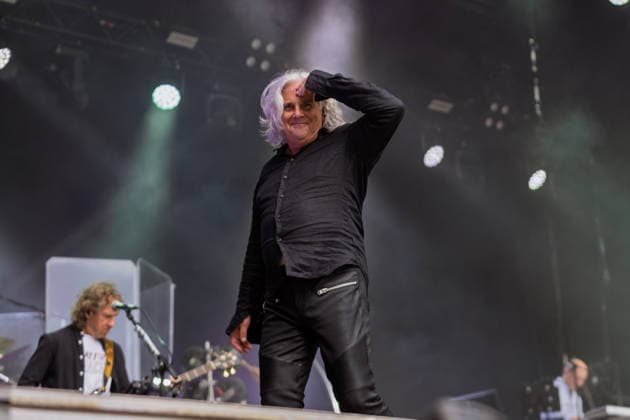 Marillion auf dem Kunst!Rasen Bonn Marillion-Leadsänger Steve HOGARTH beim Live-Auftritt der britischen Prog-Rock-Band vor rund 3.500 Zuschauern beim Open-Air-Konzert auf dem Kunst!Rasen Bonn-Gronau. Die Konzertreihe findet am Rande der Rheinaue am Bonner Rheinufer statt. Bonn Nordrhein-Westfalen Deutschland *** Marillion at the Kunst Rasen in Bonn: Marillion lead singer Steve HOGARTH during the British prog rock band’s live performance in front of approximately 3,500 spectators at the open-air concert at the Kunst Rasen in Bonn-Gronau. The concert series takes place on the edge of the Rheinaue on the banks of the Rhine in Bonn, North Rhine-Westphalia, Germany. Copyright: xMarcxJohnx