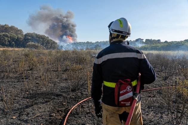 Fire in the Gard PHOTOPQR LE MIDI LIBRE TOM SERRANO MONTPELLIER 07 05 2026 PHOTOS TOM SERRANO FIRE IN THE TOWNS OF BEZOUCE, CABRIERES, AND LEDENON, GARD 30 DEPARTMENT DU GARD FIREFIGHTERS FIRE FLAMES FLAME FIRE DEPARTMENT FIREFIGHTER EMERGENCY RESPONSE A truck caught fire on the A9 highway near Rochefort-du-Gard, resulting in a fierce blaze. It was shortly before 3 p.m. on Saturday, July 4, when a heavy goods vehicle burst into flames between the Remoulins and Roquemaure interchanges, heading toward Lyon on the A9. Gard firefighters reported that they had been responding to the fire since 3:15 p.m. MONTPELLIER, HÉRAULT, France  Copyright: xPHOTOPQR LExMIDIxLIBRE MAXPPPxTOMxSERRANOx 20260705MDL3578 20260705MDL3580
