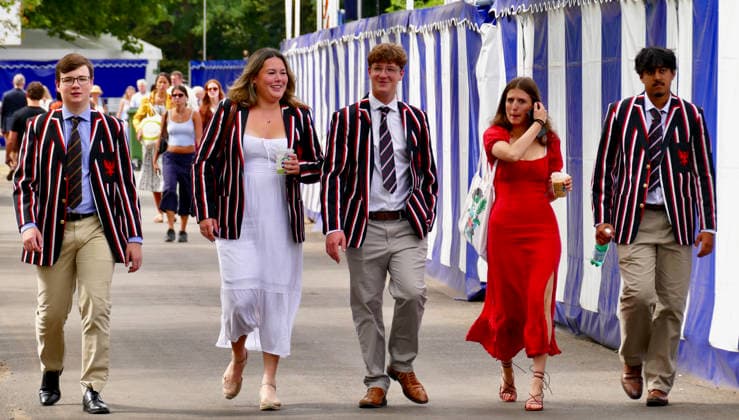 Henley Regatta Fashion Day 6 Regatta goers arrive in their finery of the last day of the event. General atmosphere on the last day, day 6 of the event along the River Thames., Credit:Geoffrey Swaine Geoff Swaine - B4563 Avalon UK, Oxfordshire, Henley on Thames  Copyright: xGeoffreyxSwainex xGeoffxSwainex-xB4563x xAvalonx 1114585428