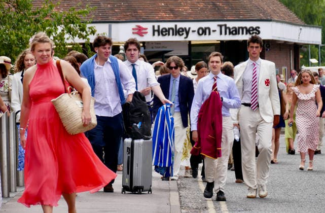 Henley Regatta Day 6 The Final Day Regatta goers arrive en-mass at Henley on Thames Train Station, also known as The Regatta Line. General atmosphere on the last day, day 6 of the event along the River Thames., Credit:Geoffrey Swaine Geoff Swaine - B4563 Avalon UK, Oxfordshire, Henley on Thames  Copyright: xGeoffreyxSwainex xGeoffxSwainex-xB4563x xAvalonx 1114585908