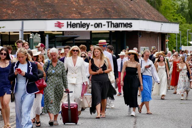 Henley Regatta Day 6 The Final Day Regatta goers arrive en-mass at Henley on Thames Train Station, also known as The Regatta Line. General atmosphere on the last day, day 6 of the event along the River Thames., Credit:Geoffrey Swaine Geoff Swaine - B4563 Avalon UK, Oxfordshire, Henley on Thames  Copyright: xGeoffreyxSwainex xGeoffxSwainex-xB4563x xAvalonx 1114585922
