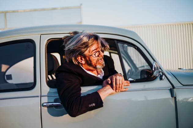 Senior man leaning out of window of vintage car model released, Symbolfoto, OCMF00322