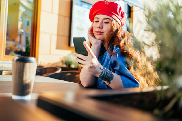 Young woman using mobile phone at sidewalk cafe model released, Symbolfoto property released, OYF00440