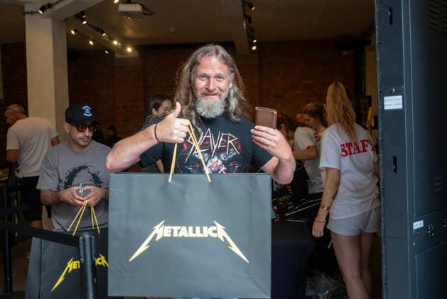 Metallica fans by the pop up ship in London, UK - 5Jul 2026 A happy Metallica fan after the shopping at the pop up shop in London. Metallica heavy metal band is having two concerts in London over the weekend as part of the M72 World Tour. Hundreds of Metallica fans were seen queuing up to buy some memorabilia by the Metallica pop up shop which is open for 4 days in London, UK. London United Kingdom Copyright: xKrisztianxElekx xSOPAxImagesx SSS_20260705_POPUP_SHOP_0011005026