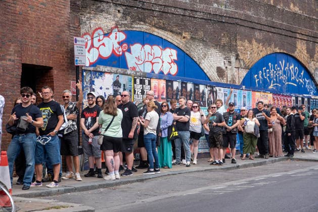 Metallica fans by the pop up ship in London, UK - 5Jul 2026 Metallica fans queuing up nearby the pop up shop in London. Metallica heavy metal band is having two concerts in London over the weekend as part of the M72 World Tour. Hundreds of Metallica fans were seen queuing up to buy some memorabilia by the Metallica pop up shop which is open for 4 days in London, UK. London United Kingdom Copyright: xKrisztianxElekx xSOPAxImagesx SSS_20260705_POPUP_SHOP_0011005042