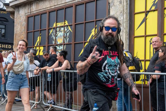 Metallica fans by the pop up ship in London, UK - 5Jul 2026 Metallica fans walk by the long queue outside of the pop up shop in London. Metallica heavy metal band is having two concerts in London over the weekend as part of the M72 World Tour. Hundreds of Metallica fans were seen queuing up to buy some memorabilia by the Metallica pop up shop which is open for 4 days in London, UK. London United Kingdom Copyright: xKrisztianxElekx xSOPAxImagesx SSS_20260705_POPUP_SHOP_0011005045