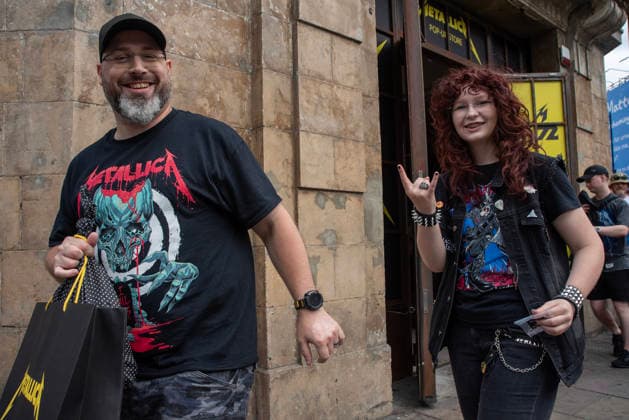 Metallica fans by the pop up ship in London, UK - 5Jul 2026 Two happy Metallica fans after the shopping outside of the pop up shop in London. Metallica heavy metal band is having two concerts in London over the weekend as part of the M72 World Tour. Hundreds of Metallica fans were seen queuing up to buy some memorabilia by the Metallica pop up shop which is open for 4 days in London, UK. London United Kingdom Copyright: xKrisztianxElekx xSOPAxImagesx SSS_20260705_POPUP_SHOP_0011005053