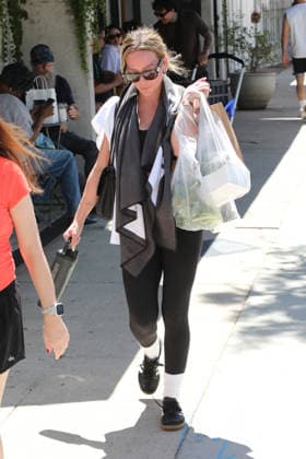 Celebrities enjoy a bright, warm day shopping at the Farmers Market Featuring: Hilary Duff Where: Studio City, California, United States When: 05 Jul 2026 Credit: H2Y INSTARimages EDITORIAL USE ONLY. NOT FOR USE BY NEWSPAPERS BASED IN THE UK. Copyright: xx instar55830630