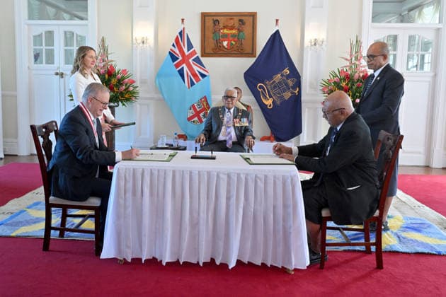 ANTHONY ALBANESE PACIFIC ISLANDS VISIT, Australia™s Prime Minister Anthony Albanese and Fiji™s Prime Minister Sitiveni Rabuka sign a treaty and an alliance as Fiji™s President Ratu Naiqama Lalabalavu (C) looks on at State House in Suva, Fiji, Monday, July 6, 2026. ( NO ARCHIVING SUVA FIJI  Copyright: xMICKxTSIKASx 20260706147270407297