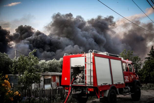 (260706) -- THESSALONIKI, July 6, 2026 -- Huge smoke rises from a wildfire on the outskirts of Thessaloniki, Greece, July 5, 2026. Greece s second-largest city, Thessaloniki, was blanketed by toxic smoke on Sunday after a wildfire set two factories ablaze on its outskirts, the Greek Fire Service said. (Photo by Xinhua) GREECE-THESSALONIKI-WILDFIRE VasilisxVerveridis 