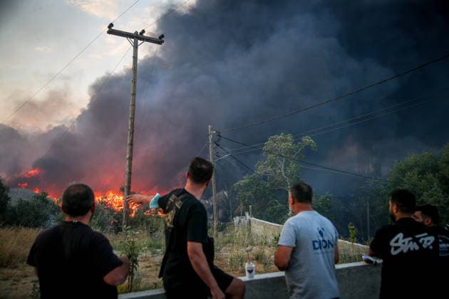 (260706) -- THESSALONIKI, July 6, 2026 -- Huge smoke rises from a wildfire on the outskirts of Thessaloniki, Greece, July 5, 2026. Greece s second-largest city, Thessaloniki, was blanketed by toxic smoke on Sunday after a wildfire set two factories ablaze on its outskirts, the Greek Fire Service said. (Photo by Xinhua) GREECE-THESSALONIKI-WILDFIRE VasilisxVerveridis 