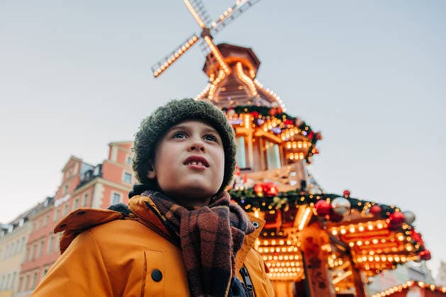 Boy in winter jacket looks at illuminated Christmas market in Wroclaw model released, Symbolfoto, VSNF05043