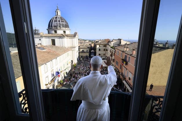Pope Leo XIV Arrives in Castel Gandolfo For Summer Holidays - Italy Pope Leo XIV greets crowds upon arrival at Castel Gandolfo, just southeast of Rome, Italy on July 5, 2026 where he will spend summer holidays until July 27. From the balcony of his residence, the Pope offered a few words in return for the joy shown by the local community, which had been eagerly awaiting his traditional July stay, a month usually devoted to a break from his regular commitments. Photo by (EV) Simone Risoluti Vatican Media ABACAPRESS.COM Castel Gandolfo  Copyright: xABACAx