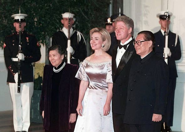 RECORD DATE NOT STATED President Bill Clinton, First Lady Hillary Clinton, Chinese President Jiang Zemin (right), and Jiang s wife Wang Yeping President Bill Clinton, First Lady Hillary Clinton, Chinese President Jiang Zemin (right), and Jiang s wife Wang Yeping pose for photographers upon Jiang s arrival at the White House for a state dinner in his honour on October 29, 1997 Editorial Use only. All other uses to be cleared for permission with WHA or representative agent., WHA_197_0562.JPG.jpg, President Bill Clinton; First Lady Hillary Clinton; Chinese President Jiang Zemin; Wang Yeping; White House; state dinner; arrival; photographers; October 29, 1997; honour; pose; guests; formal event; diplomatic visit; historical moment; political le Copyright: xWorldxHistoryxArchivex