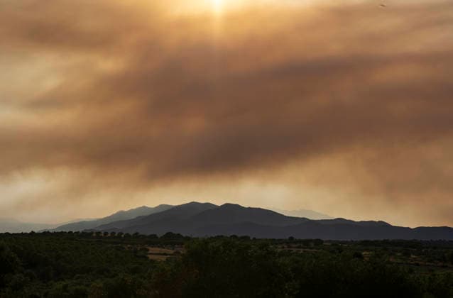 Fire in Trevillac, France - 5 Jul 2026 Threads of smoke from the fire in Trevillac are seen over the Alt Empordà sky more than 50 kilometers away. The smoke from the out-of-control forest fire in Trevillac, south of France is moving forming smoke trails over the Alt Empordà in Catalonia at a linear distance of 50 kilometers. Girona Spain Copyright: xPacoxFreirex xSOPAxImagesx P_Freire_05072026-DSCF4049