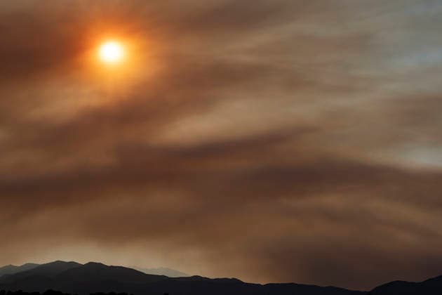 Fire in Trevillac, France - 5 Jul 2026 Threads of smoke from the fire in Trevillac are seen over the Alt Empordà sky more than 50 kilometers away. The smoke from the out-of-control forest fire in Trevillac, south of France is moving forming smoke trails over the Alt Empordà in Catalonia at a linear distance of 50 kilometers. Girona Spain Copyright: xPacoxFreirex xSOPAxImagesx P_Freire_05072026-DSCF4066