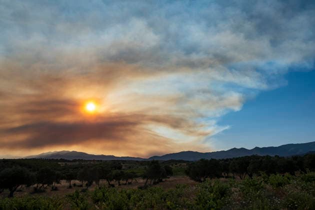 Fire in Trevillac, France - 5 Jul 2026 Threads of smoke from the fire in Trevillac are seen over the Alt Empordà sky more than 50 kilometers away. The smoke from the out-of-control forest fire in Trevillac, south of France is moving forming smoke trails over the Alt Empordà in Catalonia at a linear distance of 50 kilometers. Girona Spain Copyright: xPacoxFreirex xSOPAxImagesx P_Freire_05072026-DSCF4078