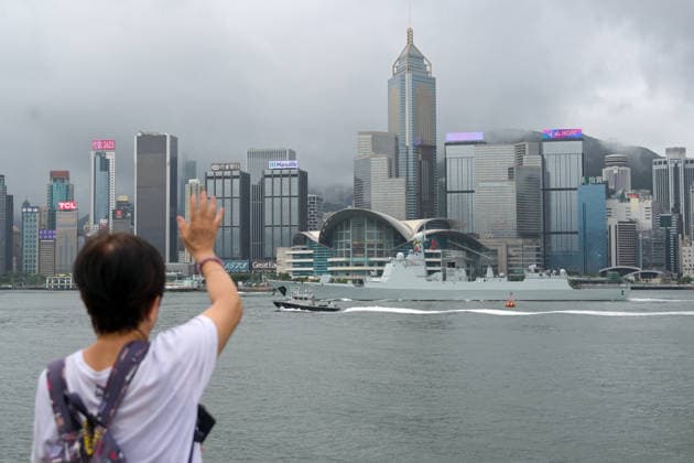 HONG KONG, CHINA - JULY 06: A woman waves to bid farewell to the guided-missile destroyer Nanning at Tsim Sha Tsui Pier on July 6, 2026 in Hong Kong, China. A Chinese People s Liberation Army (PLA) Navy fleet, consisting of the guided-missile destroyer Nanning and guided-missile frigate Hengyang, departed from Hong Kong Garrison s naval base on Stonecutters Island after concluding a five-day open-house events and cultural exchange activities.  Copyright: xChinaxNewsxServicex 111652574602