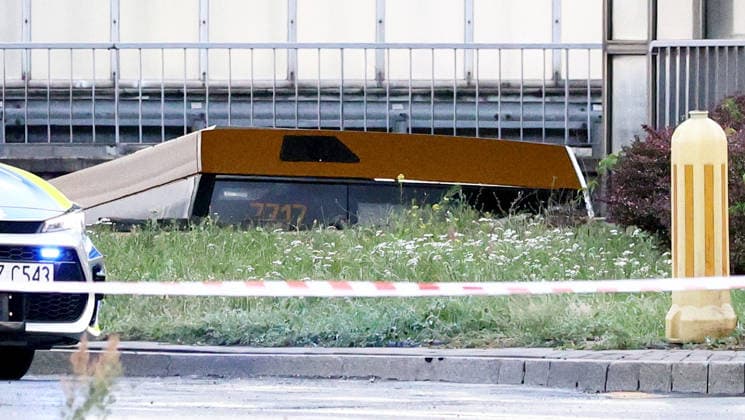 Serious bus accident in Warsaw Photo: Dawid Wolski East News, Several people have been injured after a public bus crashed into an underpass at a railway station in Poland?s capital, Warsaw, on evening 5th July 2026. The bus collided with a tram and then drove towards the roundabout, damaging multiple cars along the way before entering the underpass. EN_01680447_0028 