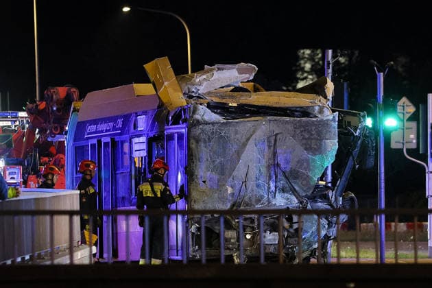 Serious bus accident in Warsaw Photo: Dawid Wolski East News, Several people have been injured after a public bus crashed into an underpass at a railway station in Poland?s capital, Warsaw, on evening 5th July 2026. The bus collided with a tram and then drove towards the roundabout, damaging multiple cars along the way before entering the underpass. EN_01680447_0054 