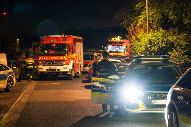 Streit eskaliert Mann stürzt aus drittem Stock Am 06.07.2026 kam es gegen 00:30 Uhr in einer Wohnung in Mainz-Ebersheim zu einem eskalierten Streit. Ein Mann stürzte dabei aus dem dritten Obergeschoss eines Mehrparteienhauses und wurde schwer lebensbedrohlich verletzt. Eine Frau wurde mit Würgemalen am Hals angetroffen, nachdem sie sich zu Nachbarn retten konnte. In der Wohnung befanden sich zudem zwei Kleinkinder. Polizei, Feuerwehr Mainz sowie Rettungsdienst waren mit mehreren Fahrzeugen im Einsatz. Mainz Rheinland-Pfalz Deutschland *** Argument Escalates; Man Falls from Third Floor On July 6, 2026, at approximately 12:30 a.m., an argument escalated in an apartment in Mainz-Ebersheim. During the incident, a man fell from the third