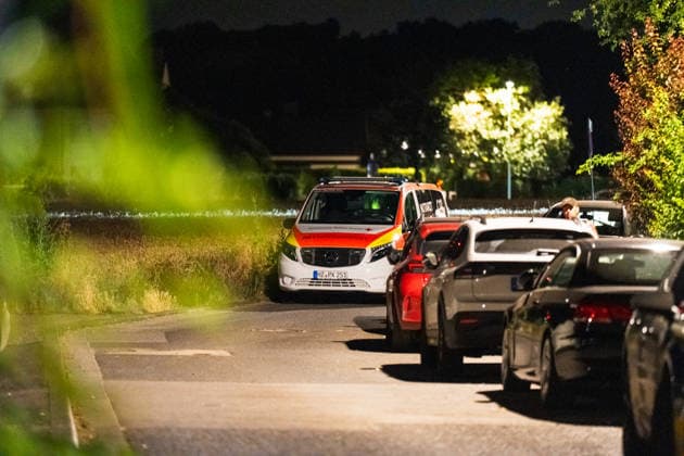Streit eskaliert Mann stürzt aus drittem Stock Am 06.07.2026 kam es gegen 00:30 Uhr in einer Wohnung in Mainz-Ebersheim zu einem eskalierten Streit. Ein Mann stürzte dabei aus dem dritten Obergeschoss eines Mehrparteienhauses und wurde schwer lebensbedrohlich verletzt. Eine Frau wurde mit Würgemalen am Hals angetroffen, nachdem sie sich zu Nachbarn retten konnte. In der Wohnung befanden sich zudem zwei Kleinkinder. Polizei, Feuerwehr Mainz sowie Rettungsdienst waren mit mehreren Fahrzeugen im Einsatz. Mainz Rheinland-Pfalz Deutschland *** Argument Escalates; Man Falls from Third Floor On July 6, 2026, at approximately 12:30 a.m., an argument escalated in an apartment in Mainz-Ebersheim. During the incident, a man fell from the third