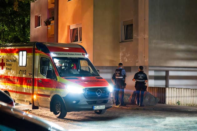 Streit eskaliert Mann stürzt aus drittem Stock Am 06.07.2026 kam es gegen 00:30 Uhr in einer Wohnung in Mainz-Ebersheim zu einem eskalierten Streit. Ein Mann stürzte dabei aus dem dritten Obergeschoss eines Mehrparteienhauses und wurde schwer lebensbedrohlich verletzt. Eine Frau wurde mit Würgemalen am Hals angetroffen, nachdem sie sich zu Nachbarn retten konnte. In der Wohnung befanden sich zudem zwei Kleinkinder. Polizei, Feuerwehr Mainz sowie Rettungsdienst waren mit mehreren Fahrzeugen im Einsatz. Mainz Rheinland-Pfalz Deutschland *** Argument Escalates; Man Falls from Third Floor On July 6, 2026, at approximately 12:30 a.m., an argument escalated in an apartment in Mainz-Ebersheim. During the incident, a man fell from the third