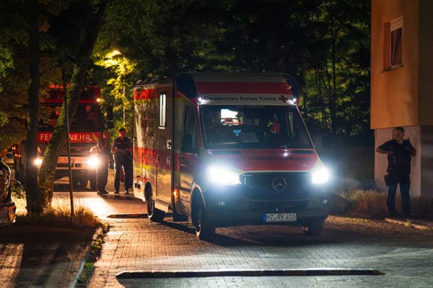 Streit eskaliert Mann stürzt aus drittem Stock Am 06.07.2026 kam es gegen 00:30 Uhr in einer Wohnung in Mainz-Ebersheim zu einem eskalierten Streit. Ein Mann stürzte dabei aus dem dritten Obergeschoss eines Mehrparteienhauses und wurde schwer lebensbedrohlich verletzt. Eine Frau wurde mit Würgemalen am Hals angetroffen, nachdem sie sich zu Nachbarn retten konnte. In der Wohnung befanden sich zudem zwei Kleinkinder. Polizei, Feuerwehr Mainz sowie Rettungsdienst waren mit mehreren Fahrzeugen im Einsatz. Mainz Rheinland-Pfalz Deutschland *** Argument Escalates; Man Falls from Third Floor On July 6, 2026, at approximately 12:30 a.m., an argument escalated in an apartment in Mainz-Ebersheim. During the incident, a man fell from the third