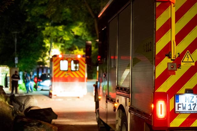 Streit eskaliert Mann stürzt aus drittem Stock Am 06.07.2026 kam es gegen 00:30 Uhr in einer Wohnung in Mainz-Ebersheim zu einem eskalierten Streit. Ein Mann stürzte dabei aus dem dritten Obergeschoss eines Mehrparteienhauses und wurde schwer lebensbedrohlich verletzt. Eine Frau wurde mit Würgemalen am Hals angetroffen, nachdem sie sich zu Nachbarn retten konnte. In der Wohnung befanden sich zudem zwei Kleinkinder. Polizei, Feuerwehr Mainz sowie Rettungsdienst waren mit mehreren Fahrzeugen im Einsatz. Mainz Rheinland-Pfalz Deutschland *** Argument Escalates; Man Falls from Third Floor On July 6, 2026, at approximately 12:30 a.m., an argument escalated in an apartment in Mainz-Ebersheim. During the incident, a man fell from the third