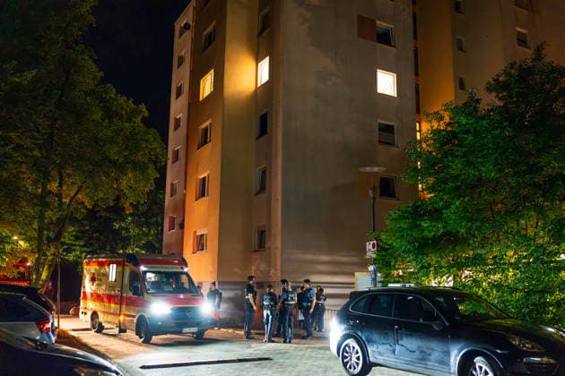 Streit eskaliert Mann stürzt aus drittem Stock Am 06.07.2026 kam es gegen 00:30 Uhr in einer Wohnung in Mainz-Ebersheim zu einem eskalierten Streit. Ein Mann stürzte dabei aus dem dritten Obergeschoss eines Mehrparteienhauses und wurde schwer lebensbedrohlich verletzt. Eine Frau wurde mit Würgemalen am Hals angetroffen, nachdem sie sich zu Nachbarn retten konnte. In der Wohnung befanden sich zudem zwei Kleinkinder. Polizei, Feuerwehr Mainz sowie Rettungsdienst waren mit mehreren Fahrzeugen im Einsatz. Mainz Rheinland-Pfalz Deutschland *** Argument Escalates; Man Falls from Third Floor On July 6, 2026, at approximately 12:30 a.m., an argument escalated in an apartment in Mainz-Ebersheim. During the incident, a man fell from the third