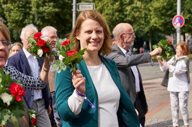 Julia Willie Hamburg beim Schützenausmarsch zum 497. Schützenfest in der Innenstadt. Hannover, 05.07.2026 *** Julia Willie Hamburg at the marksmen s parade for the 497th Schützenfest in downtown Hanover, July 5, 2026 Foto:xU.xStammx xFuturexImagex schuetzenausmarsch_6712