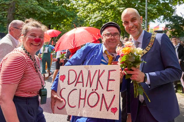 Belit Onay mit Klinik-Clowns beim Schützenausmarsch zum 497. Schützenfest in der Innenstadt. Hannover, 05.07.2026 *** Belit Onay with the Clinic Clowns at the marksmen s parade for the 497th Schützenfest in downtown Hanover, July 5, 2026 Foto:xU.xStammx xFuturexImagex schuetzenausmarsch_6720