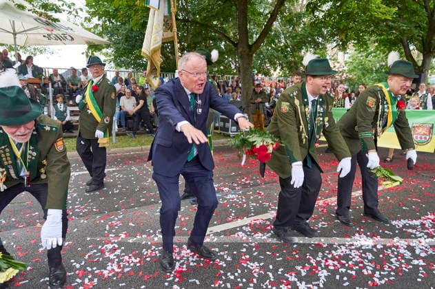 Stephan Weil beim Schützenausmarsch zum 497. Schützenfest in der Innenstadt. Hannover, 05.07.2026 *** Stephan Weil at the marksmen s parade for the 497th Schützenfest in downtown Hanover, July 5, 2026 Foto:xU.xStammx xFuturexImagex schuetzenausmarsch_6728