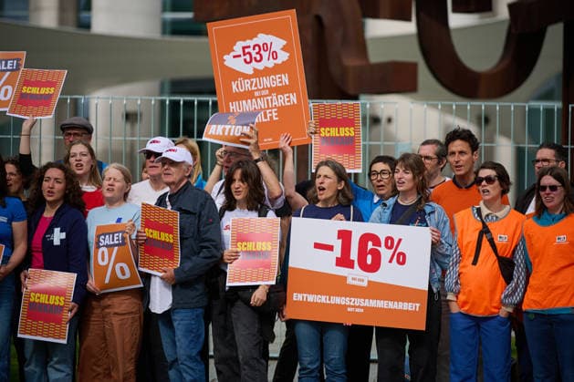 Ein Buendnis aus 15 Hilfsorganisationen protestiert am Montag (06.07.2026) vor dem Bundeskanzleramt in Berlin gegen Kuerzungen in der Entwicklungszusammenarbeit. Bei der Aktion Menschenwuerde im Ausverkauf fordern die Organisationen Aenderungen im Bundeshaushalt 2027. Dem Buendnis gehoeren unter anderem Brot fuer die Welt, misereor, Oxfam Deutschland sowie die Welthungerhilfe an. (Siehe epd-Meldung vom 06.07.2026) EDITORIAL USE ONLY *** A coalition of 15 aid organizations will protest on Monday, July 6, 2026, in front of the Federal Chancellery in Berlin against cuts to development cooperation. As part of the campaign Human Dignity on Sale, the organizations are calling for changes to the 2027 federal budget. The coalition includesinclu Copyright: epd-bild ChristianxDitsch epd-Protest_Kuerzungen5-kopieren