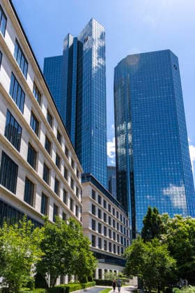 Die Firmenzentrale der Deutschen Bank hinter den Neubauten der Main Building Taunusanlage, Frankfurt, Hessen, Deutschland *** the Headquarters the Germans Bank behind the New buildings the Main Building Taunus Park, Frankfurt, Hesse, Germany 1020931989
