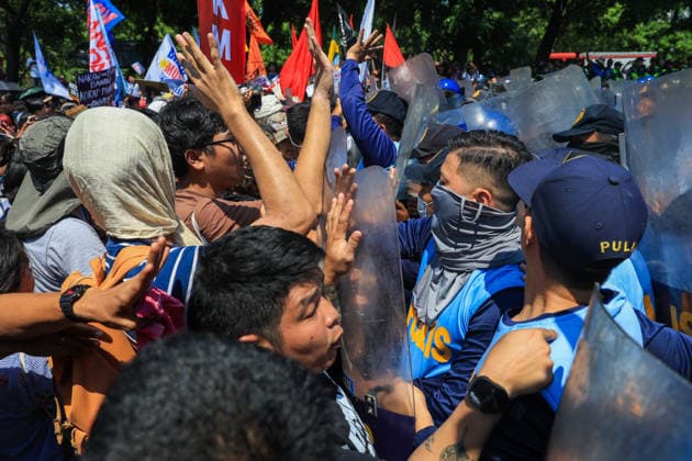 Protesters march toward Philippine Senate as VP Sara Duterte s Impeachment Trail kicks off METRO MANILA, PHILIPPINES – JULY 6: Anti-Sara Duterte protesters clash with riot police officers as they attempt to march towards the Philippine Senate, as Vice President Sara Duterte s impeachment trial commences, in Pasay City, Metro Manila, Philippines, on July 6, 2026. The impeachment trial of vice president Sara Duterte officially started on July 6 and is expected to last for several months. This comes amid rising political tensions over the impeachment trial and a growing calls for accountability for alleged corruption involving officials in nationwide flood-control projects. Daniel Ceng Anadolu Metro Manila Philippines. Editorial use only. Pl  Copyright: x2026xAnadoluxDanielxCengx