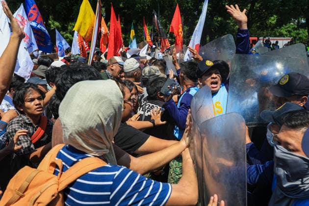 Protesters march toward Philippine Senate as VP Sara Duterte s Impeachment Trail kicks off METRO MANILA, PHILIPPINES – JULY 6: Anti-Sara Duterte protesters clash with riot police officers as they attempt to march towards the Philippine Senate, as Vice President Sara Duterte s impeachment trial commences, in Pasay City, Metro Manila, Philippines, on July 6, 2026. The impeachment trial of vice president Sara Duterte officially started on July 6 and is expected to last for several months. This comes amid rising political tensions over the impeachment trial and a growing calls for accountability for alleged corruption involving officials in nationwide flood-control projects. Daniel Ceng Anadolu Metro Manila Philippines. Editorial use only. Pl  Copyright: x2026xAnadoluxDanielxCengx