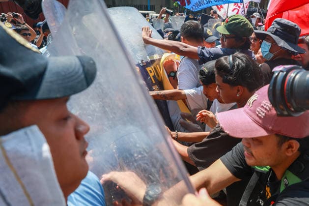 Protesters march toward Philippine Senate as VP Sara Duterte s Impeachment Trail kicks off METRO MANILA, PHILIPPINES – JULY 6: Anti-Sara Duterte protesters clash with riot police officers as they attempt to march towards the Philippine Senate, as Vice President Sara Duterte s impeachment trial commences, in Pasay City, Metro Manila, Philippines, on July 6, 2026. The impeachment trial of vice president Sara Duterte officially started on July 6 and is expected to last for several months. This comes amid rising political tensions over the impeachment trial and a growing calls for accountability for alleged corruption involving officials in nationwide flood-control projects. Daniel Ceng Anadolu Metro Manila Philippines. Editorial use only. Pl  Copyright: x2026xAnadoluxDanielxCengx