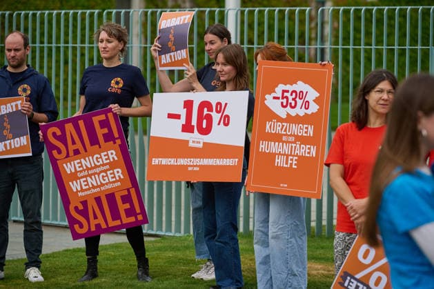 Ein Buendnis aus 15 Hilfsorganisationen protestiert am Montag (06.07.2026) vor dem Bundeskanzleramt in Berlin gegen Kuerzungen in der Entwicklungszusammenarbeit. Bei der Aktion Menschenwuerde im Ausverkauf fordern die Organisationen Aenderungen im Bundeshaushalt 2027. Dem Buendnis gehoeren unter anderem Brot fuer die Welt, misereor, Oxfam Deutschland sowie die Welthungerhilfe an. (Siehe epd-Meldung vom 06.07.2026) EDITORIAL USE ONLY *** A coalition of 15 aid organizations will protest on Monday, July 6, 2026, in front of the Federal Chancellery in Berlin against cuts to development cooperation. As part of the campaign Human Dignity on Sale, the organizations are calling for changes to the 2027 federal budget. The coalition includesinclu Copyright: epd-bild ChristianxDitsch D26D0706ProtestKuerzungEntwicklungshilfe094058