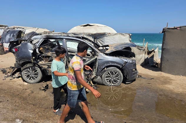 Palestinians inspect the damage caused by an Israeli airstrike on a vehicle near a camp for displaced people in Khan Younis Palestinians inspect the damage caused by an Israeli airstrike on a vehicle near a camp for displaced people in Khan Younis, southern Gaza Strip, on July 6, 2026. According to medical sources, the Israeli airstrike killed one person and injured 15 others. Photo by Tariq Mohammad APA Images Khan Yunis Gaza Strip Palestinian Territory 060726_Khan_Yunis_TM_00(27) Copyright: xapaimagesxTariqxMohammad xapaimagesx