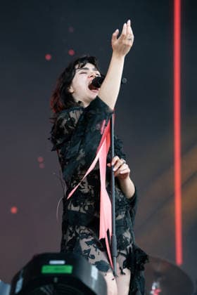 Abigail Morris At Finsbury Park - London Abigail Morris of The Last Dinner Party performs in support of Wolf Alice at Finsbury Park on July 05, 2026 in London, England. Photo by LounisPhotography ABACAPRESS.COM London United Kingdom  Copyright: xLounisPhotography ABACAx