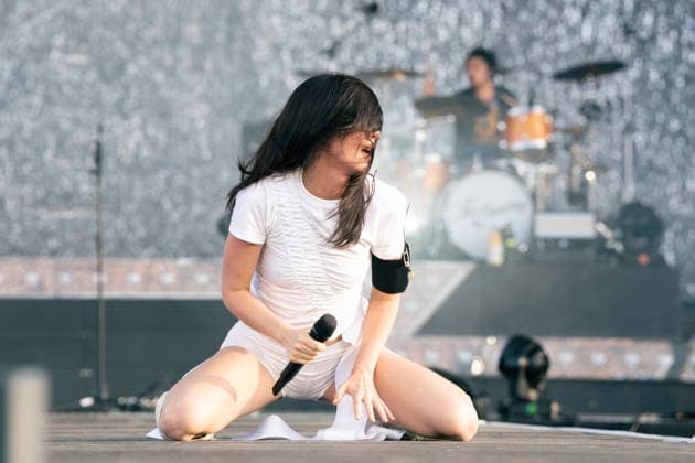 Wolf Alice Performs At Finsbury Park - London Ellie Rowsell of Wolf Alice performs at Wolf Alice at Finsbury Park on July 05, 2026 in London, England. Photo by LounisPhotography ABACAPRESS.COM London United Kingdom  Copyright: xLounisPhotography ABACAx