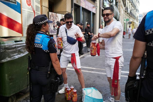 San Fermín 2026 Chupinazo: Moments before the San Fermín 2026 Chupinazo at the Plaza del Ayuntamiento on July 6, 2026, in Pamplona, Navarre, Spain. The Chupinazo marks the official start of the San Fermín festivities, which run through July 14. This year, the Navarre Emergency Services Division is in charge of lighting the rocket’s fuse, in recognition of its work during the bull runs. Spain  Copyright: xEduardoxSanzx 7648610