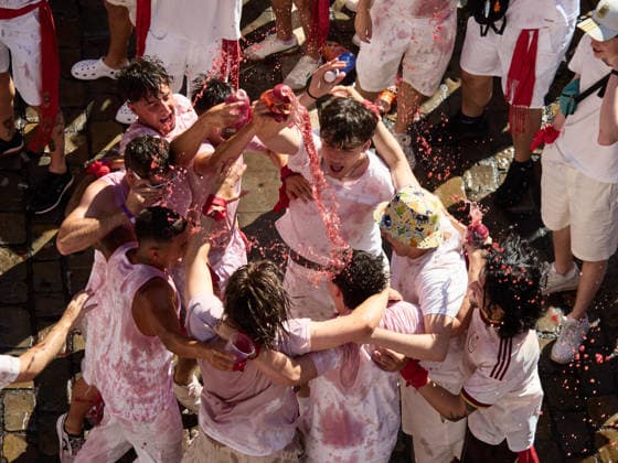 San Fermín 2026 Chupinazo: Moments before the San Fermín 2026 Chupinazo, in the Plaza del Ayuntamiento, on July 6, 2026, in Pamplona, Navarre, Spain. The Chupinazo marks the official start of the San Fermín festivities, which run through July 14. This year, the Navarre Emergency Services Division is in charge of lighting the rocket’s fuse, in recognition of its work during the bull runs. Spain  Copyright: xEduardoxSanzx 7648617