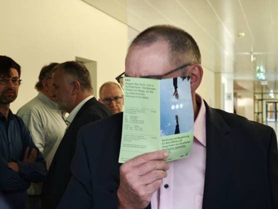 06.07.2026 xkhx Kassel,Landgericht Prozessbeginn Wilke Waldecker Fleisch- und Wurstwaren GmbH & Co. KG KG, Verfahren gegen Bild zeigt Frank Walter S. - Gesicht verdeckt *** July 6, 2026 xkhx Kassel, Regional Court: Start of trial against Wilke Waldecker Fleisch und Wurstwaren GmbH Co KG KG; photo shows Frank Walter S. with his face covered KH